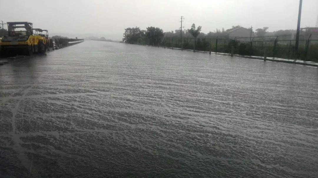 Power DT2000攤鋪機湖南岳望高速雨后效果